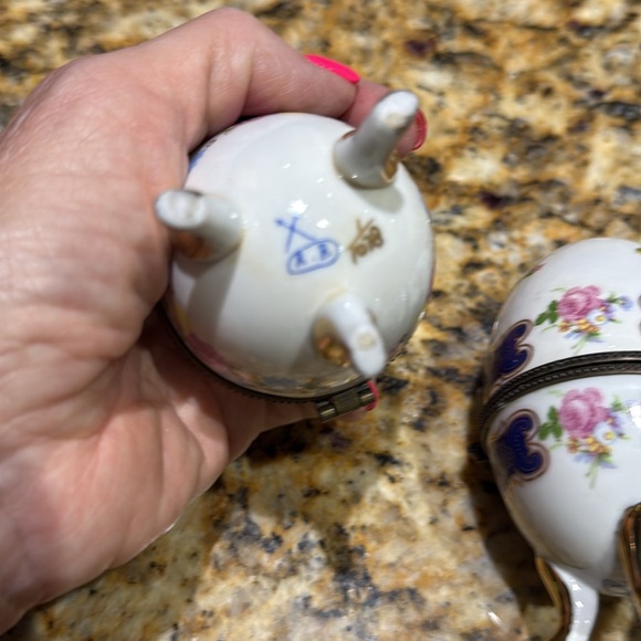 Porcelain Gold footed Eggs. initials R.B with 1078. Not sure age or origination - Picture 13 of 13